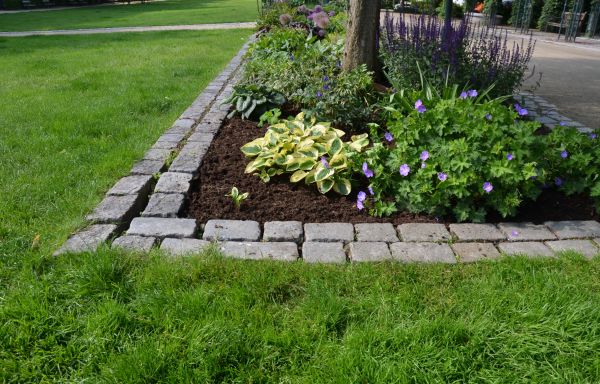 Flower Bed Mulching in Port Charlotte